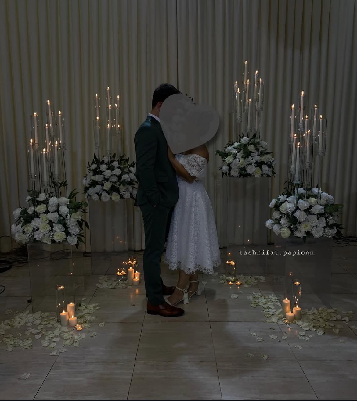 گل آرایی بله برون ساده با شمع و گل رز