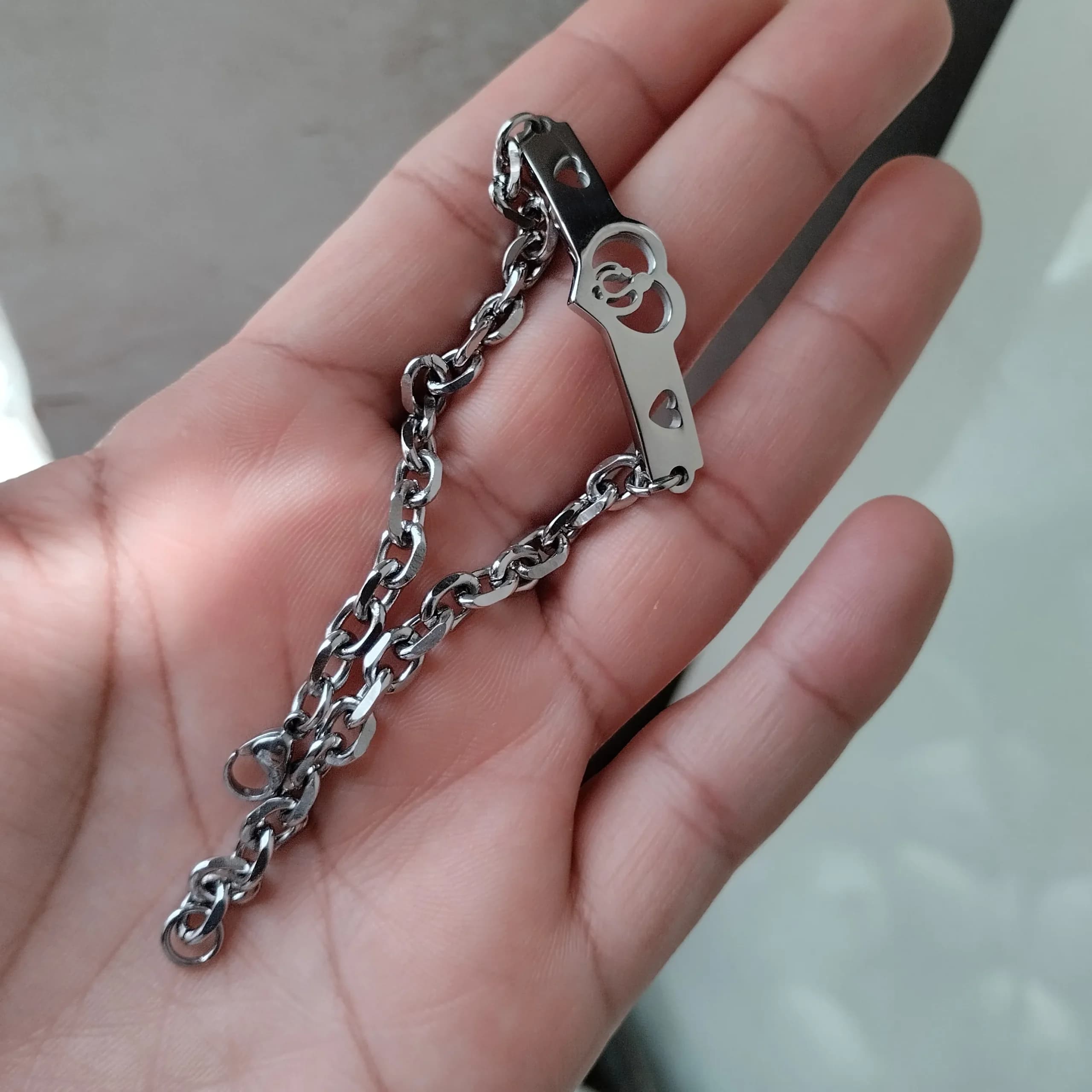 دستبند استیل زنانه رنگ ثابت و ضد حساسیت سایز مدیوم رنگ نقره ای — تصویر ۴