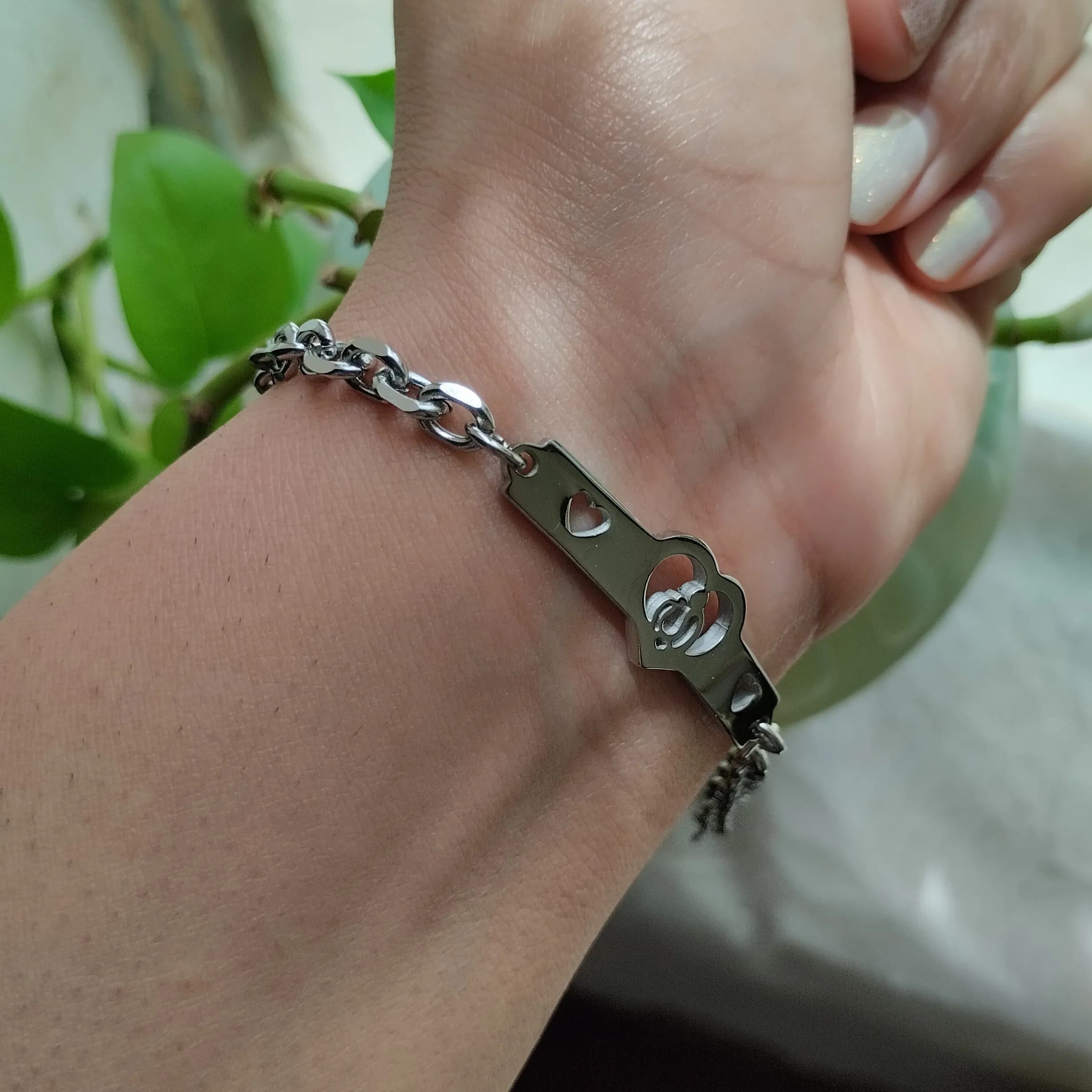 دستبند استیل زنانه رنگ ثابت و ضد حساسیت سایز مدیوم رنگ نقره ای — تصویر ۷