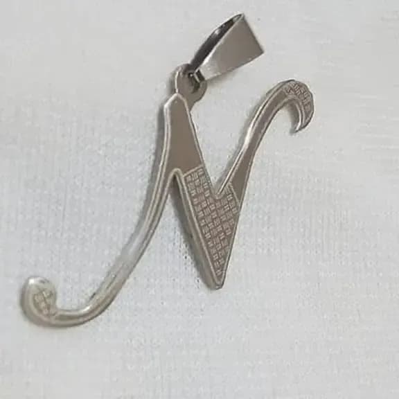 پلاک استیل زنانه طرح حرف N رنگ نقره ای — تصویر ۲