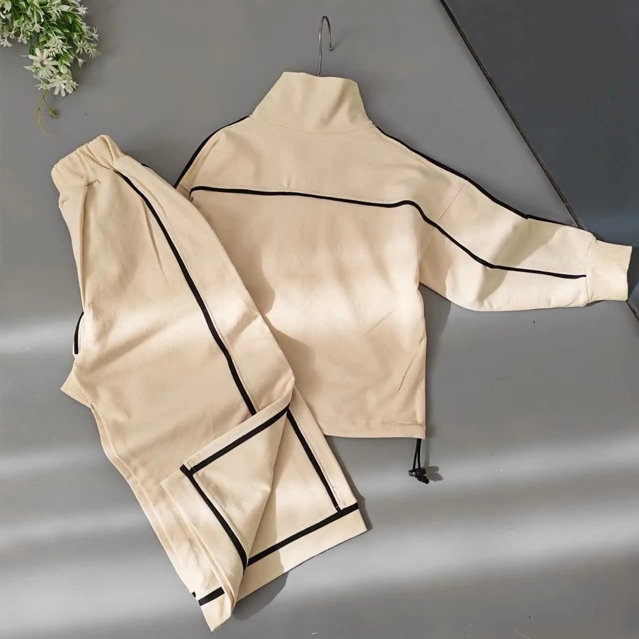 ست بلوز و شلوار دورس دو نخ لاکرا نیم زیپ دخترانه مدل miu miu قلبی — تصویر ۳