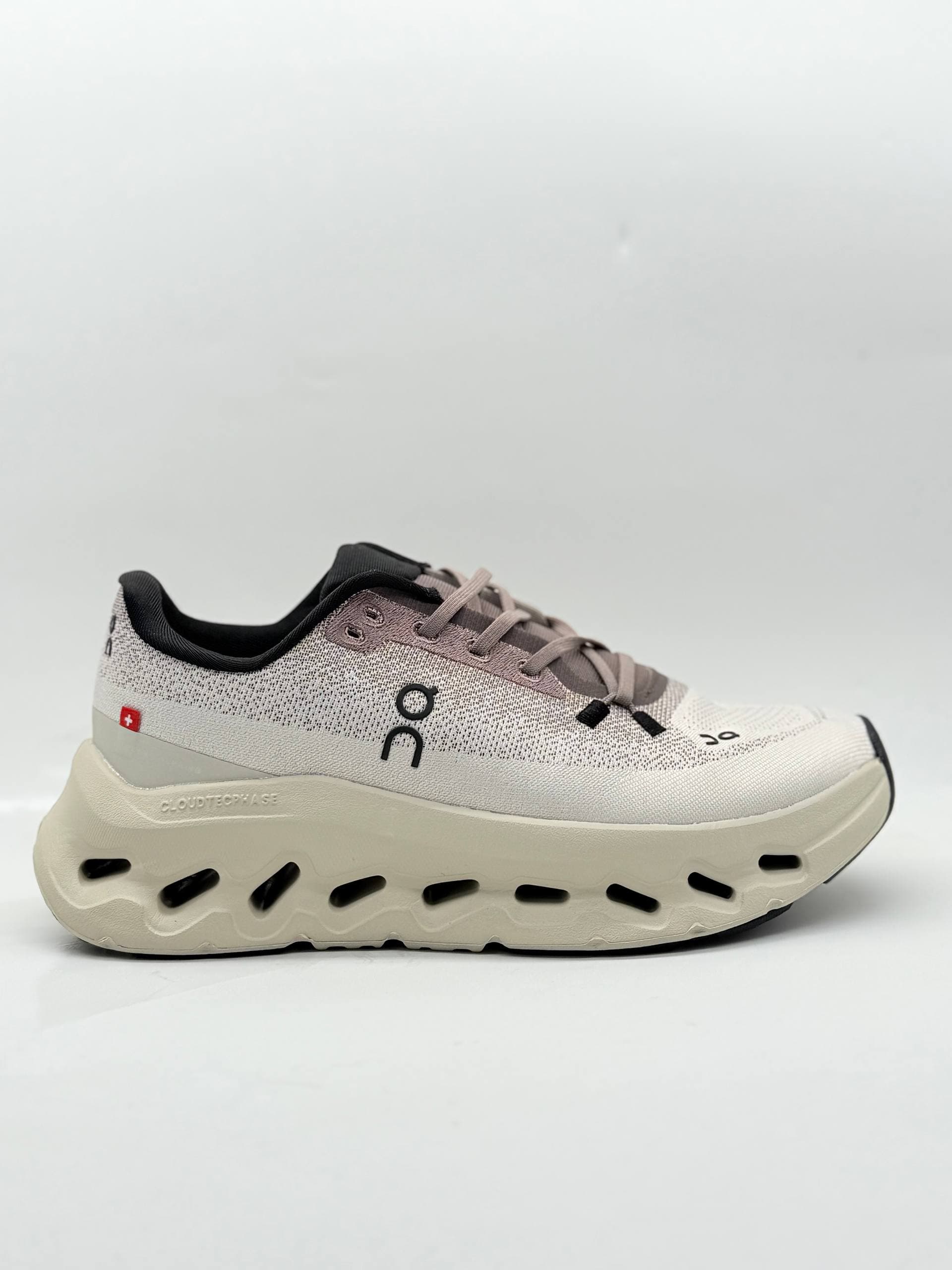 کفش on cludmonster کرم قهوه ای Shoes on cloudmonster beige brown