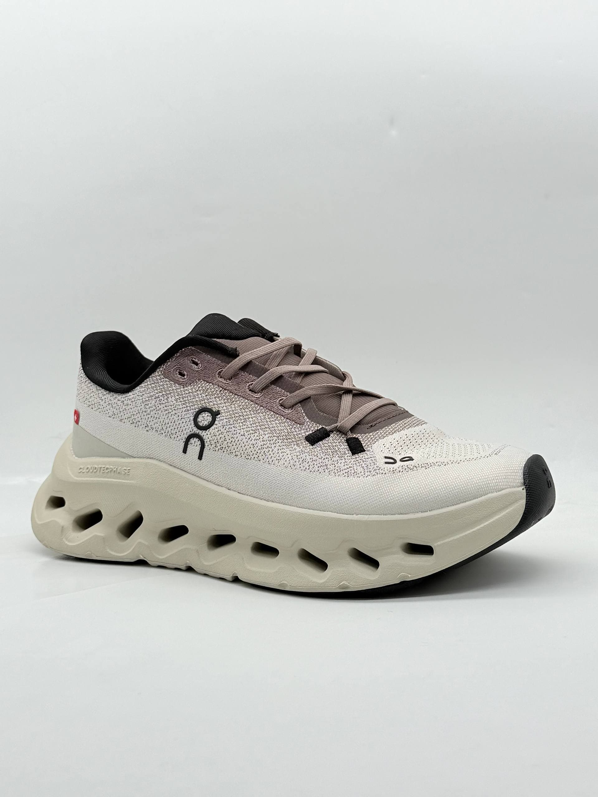 کفش on cludmonster کرم قهوه ای Shoes on cloudmonster beige brown — تصویر ۲