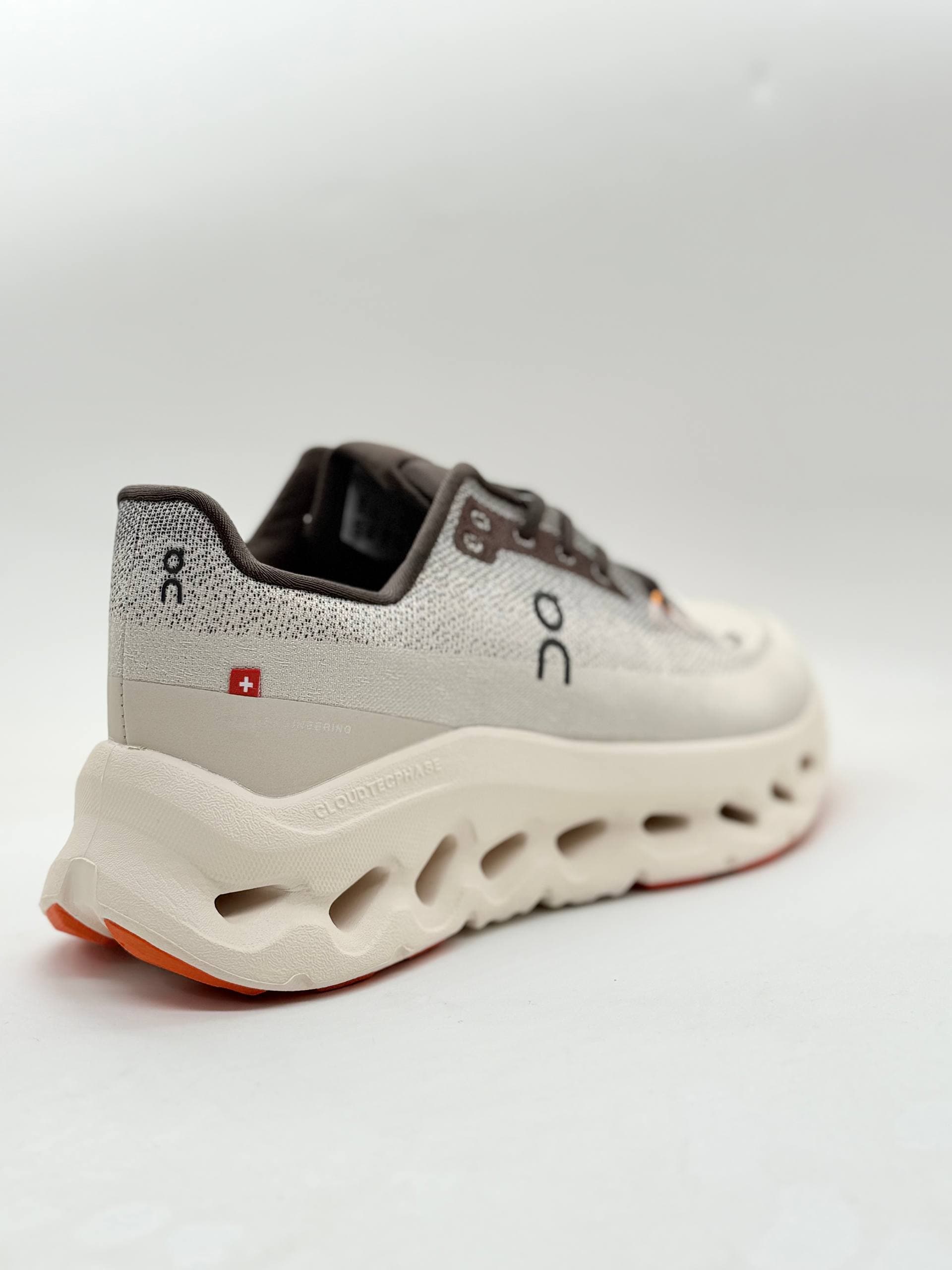 کفش on cludmonster کرمی Shoes on cloudmonster beige — تصویر ۵
