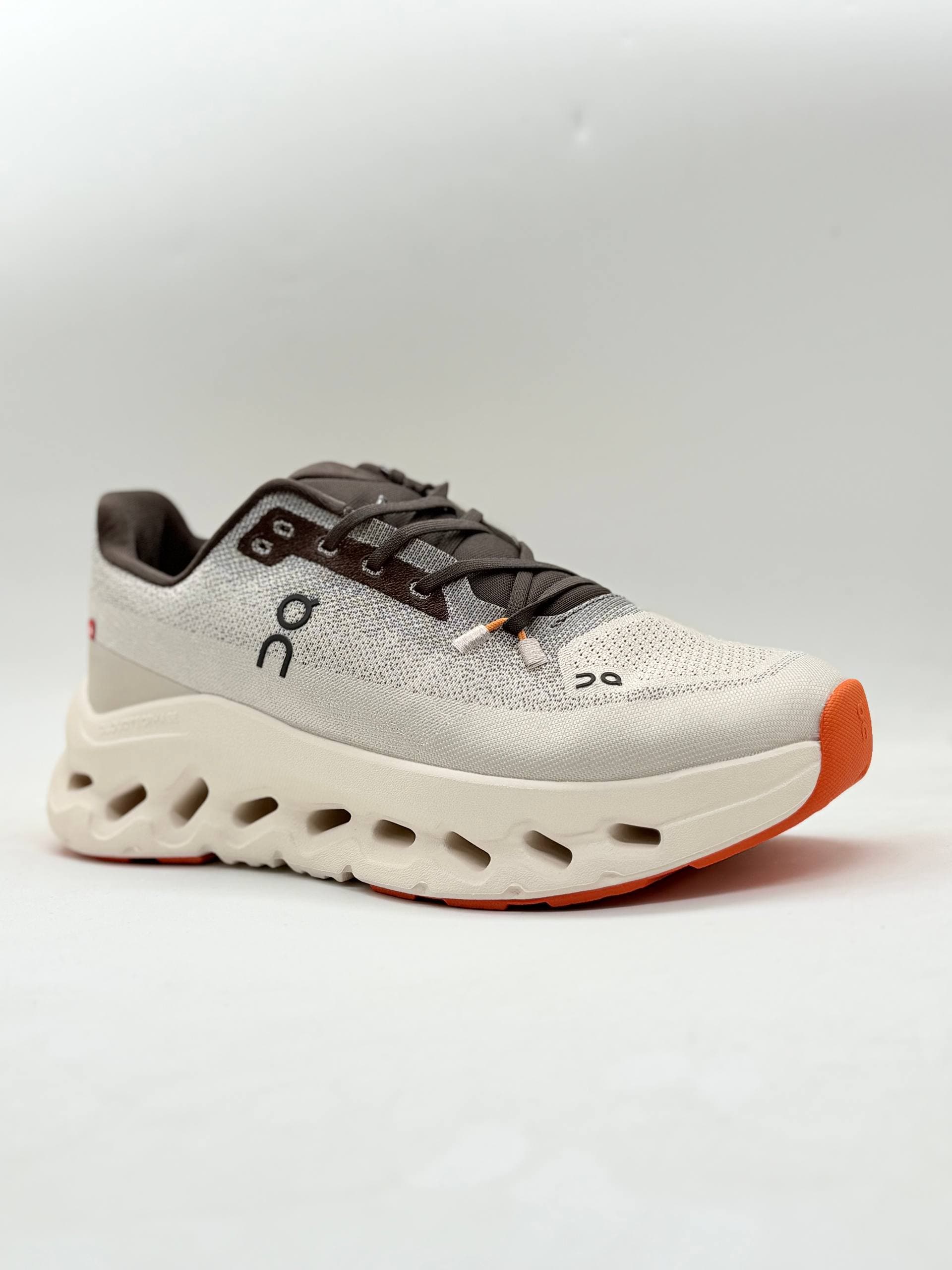 کفش on cludmonster کرمی Shoes on cloudmonster beige — تصویر ۳