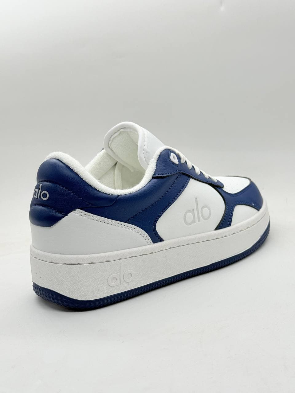 کفش برند alo رنگ سفید سرمه ای Alo brand shoes, white navy — تصویر ۳
