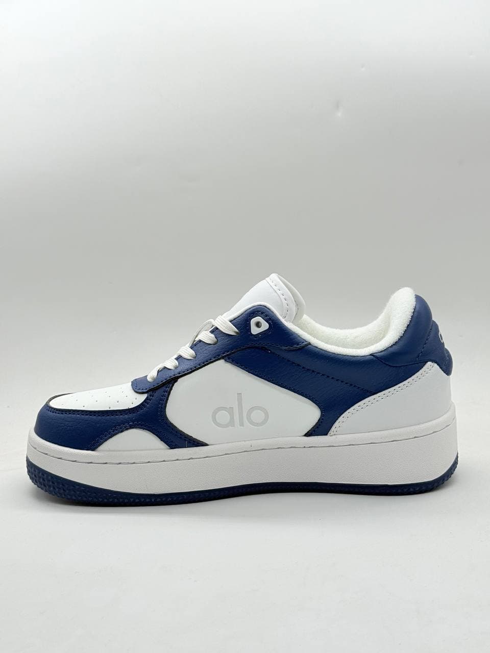کفش برند alo رنگ سفید سرمه ای Alo brand shoes, white navy — تصویر ۵