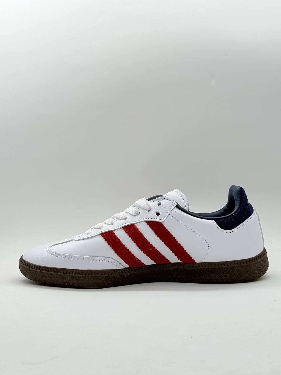 کتونی سامبا سفید با خط قرمز White samba sweatshirt with red stripes — تصویر ۳