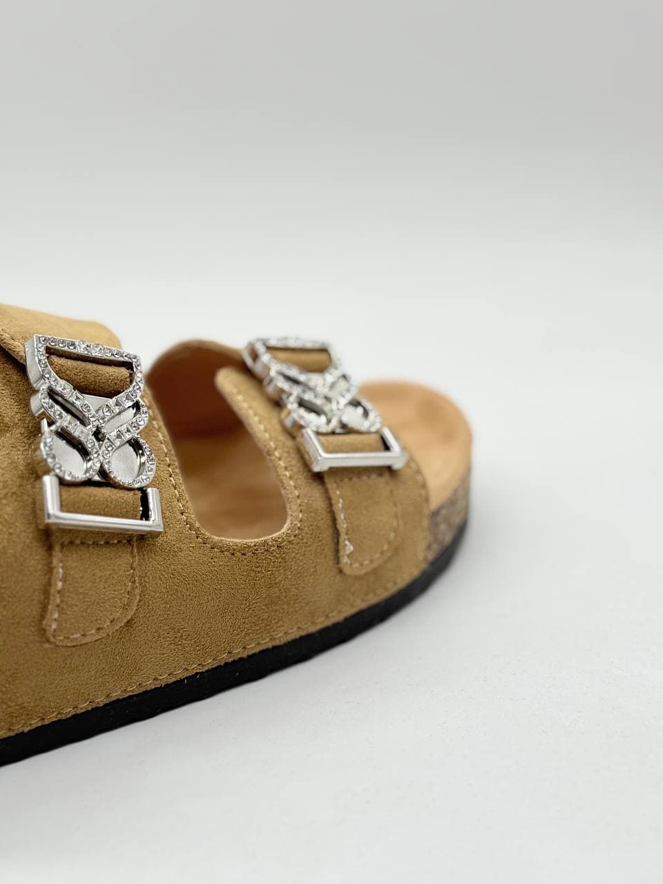 دمپایی دو بند قهوه ای brown double-strap slippers — تصویر ۵