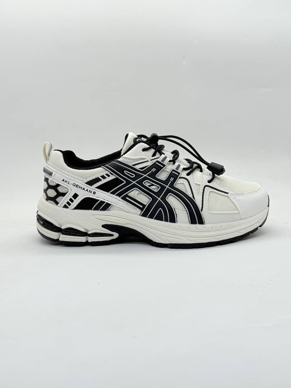 کتونی اسیکس سفید مشکی Asics white and black sneakers