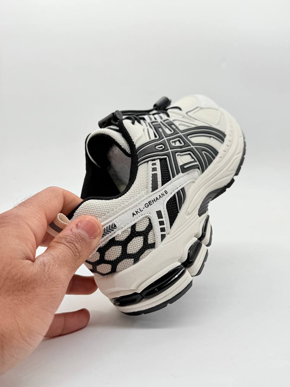 کتونی اسیکس سفید مشکی Asics white and black sneakers — تصویر ۴