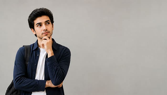 تصویر پسر دانشجوی ایرانی در حال فکر کردن