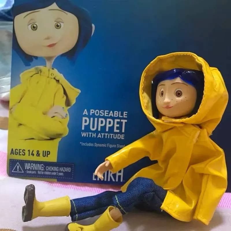 اکشن فیگور کلکسیونی Coraline کورالین با لباس بارانی 18 سانتی متر — تصویر ۴