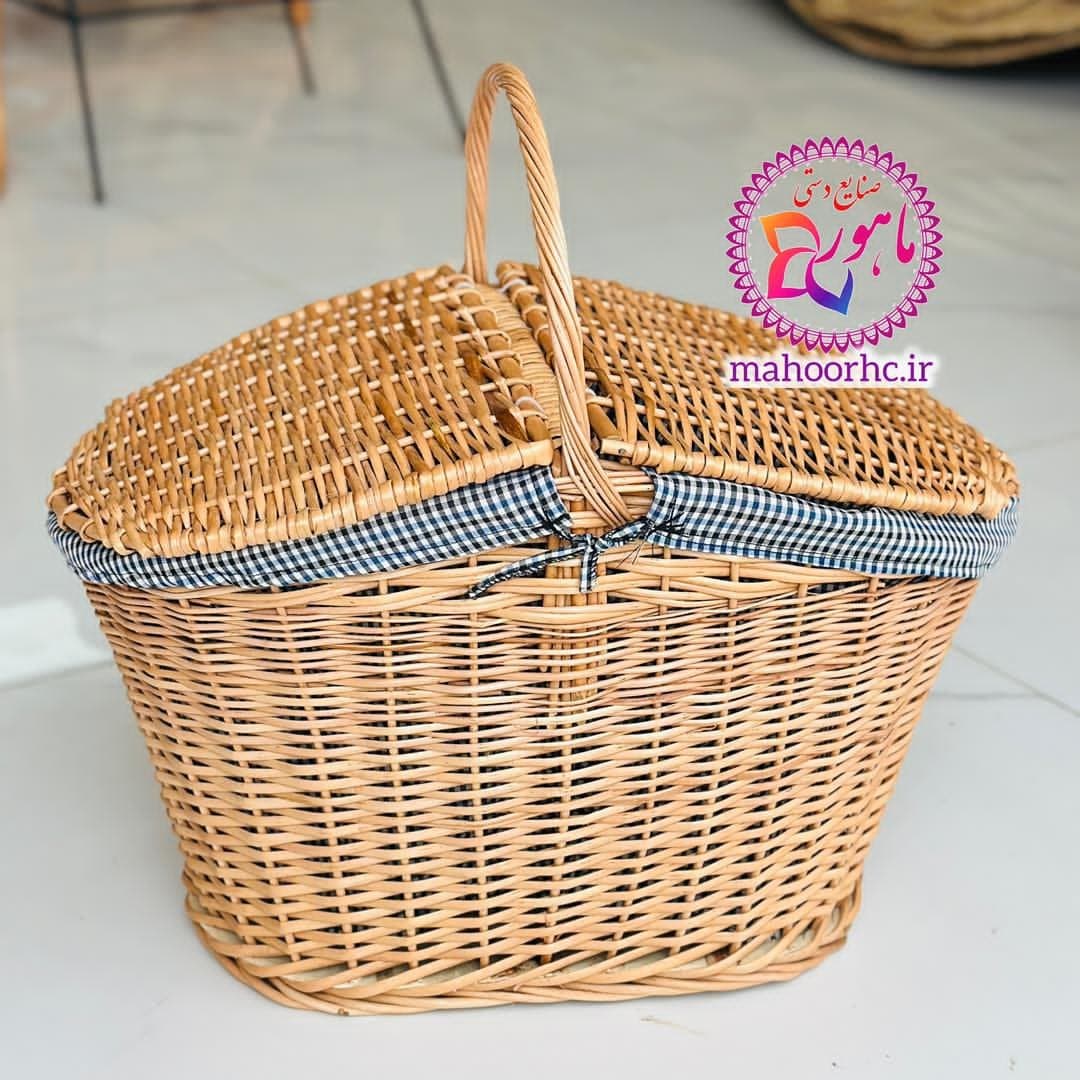 سبد پیکنیک حصیری مدل کلبه‌ای روشن