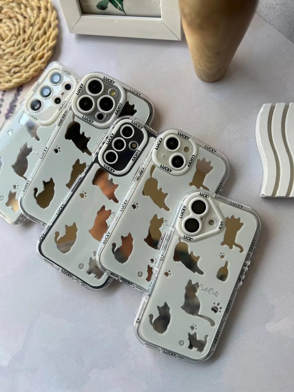 قاب آینه ای طرح گربه ای گوشی آیفون 16