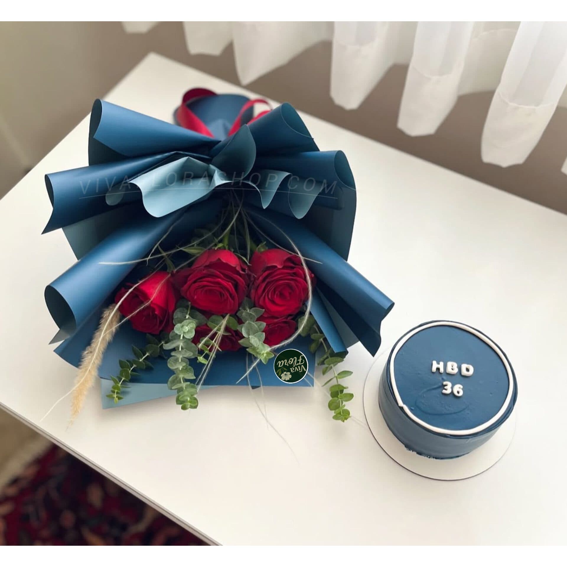 دسته گل آواز آرام به همراه کیک