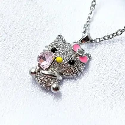 پلاک و آویز گردنبند آبکاری نقره طرح کیتی Hello kitty نگین کاری رنگ ثابت کد amp — تصویر ۳