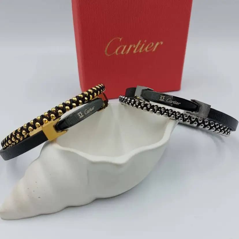 دستبند مردانه چرم و پلاک استیل کارتیر cartier سه لاین سه رنگ رنگ ثابت کد amp