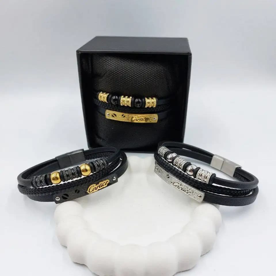دستبند مردانه چرم و پلاک استیل طرح کارتیر cartier سه لاین رنگ ثابت کد amp