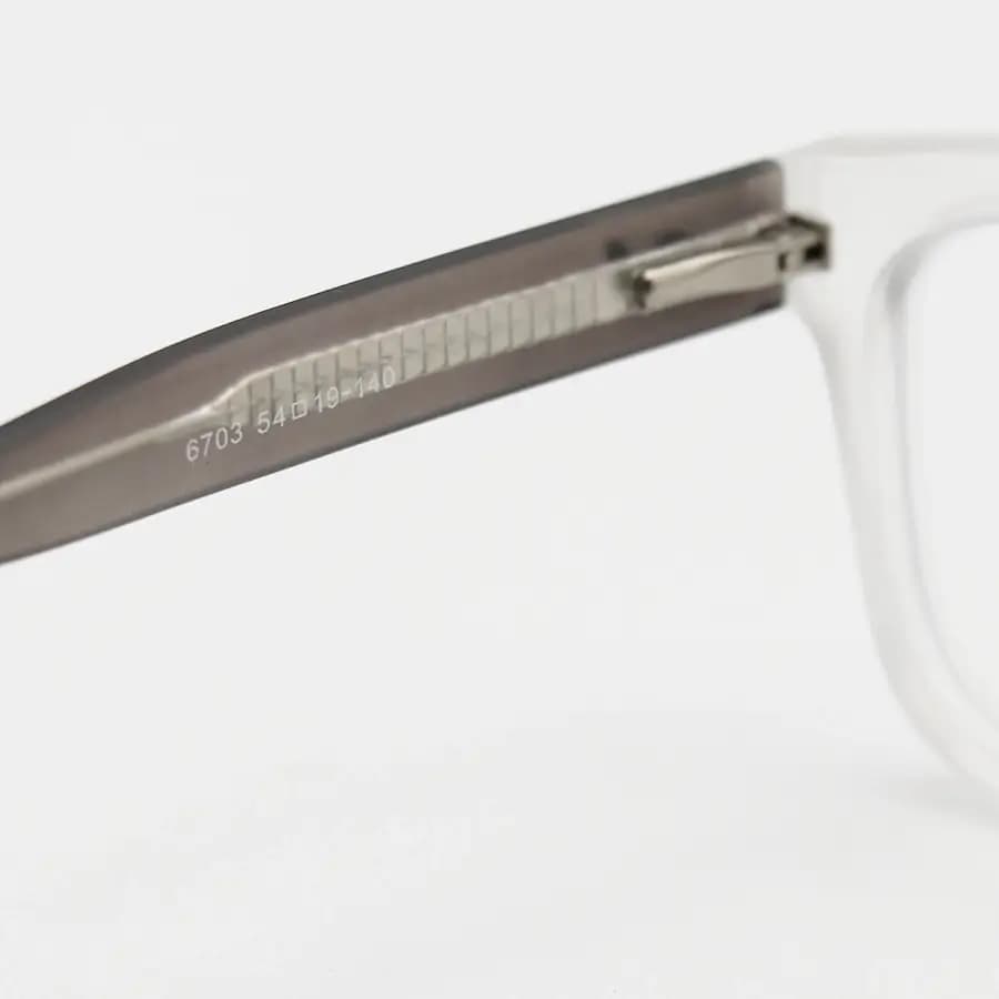 عینک بلوکنترل با فریم شکل مستطیلی، رنگ سفید مات (یخی)، برند Ray-Ban و لنز بلوکنترل کره‌ای برند SKY مدل 6703 — تصویر ۶