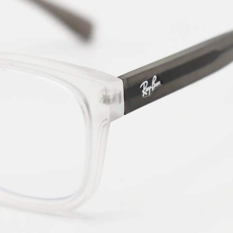 عینک بلوکنترل با فریم شکل مستطیلی، رنگ سفید مات (یخی)، برند Ray-Ban و لنز بلوکنترل کره‌ای برند SKY مدل 6703 — تصویر ۵