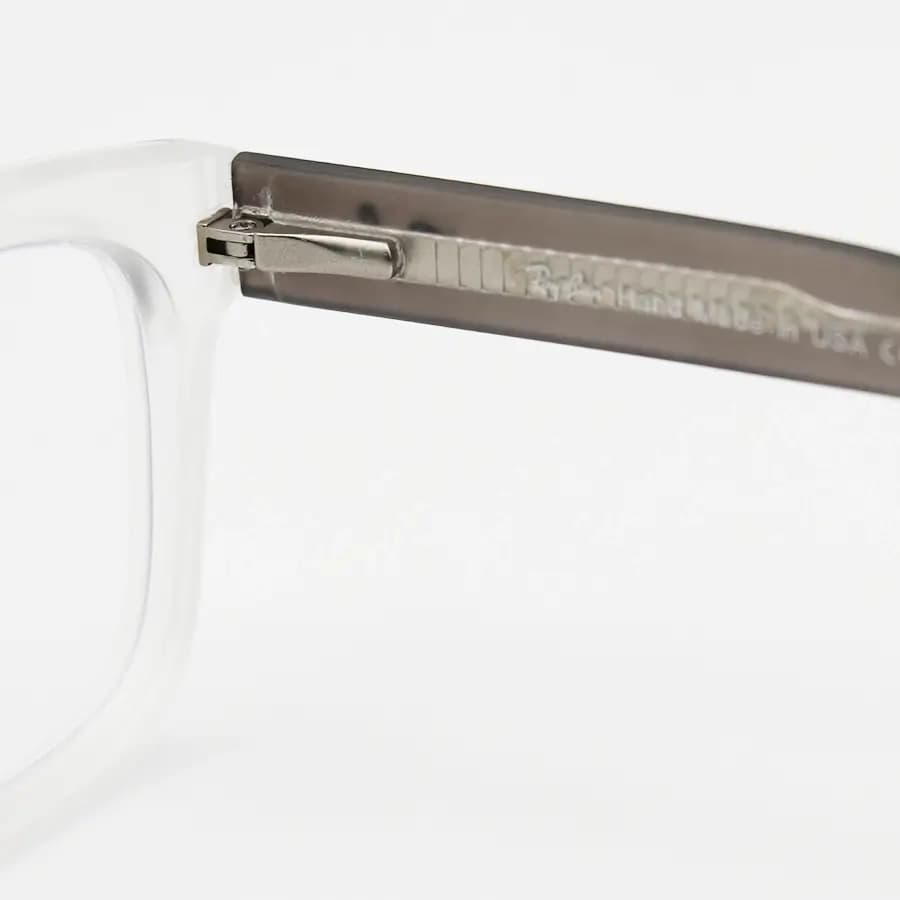 عینک بلوکنترل با فریم شکل مستطیلی، رنگ سفید مات (یخی)، برند Ray-Ban و لنز بلوکنترل کره‌ای برند SKY مدل 6703 — تصویر ۴