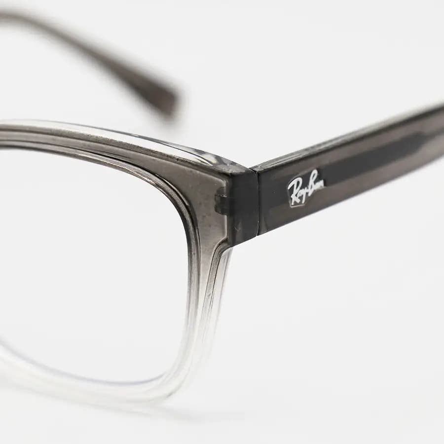 عینک بلوکنترل با فریم شکل مستطیلی، رنگ طوسی براق، برند Ray-Ban و لنز بلوکنترل کره‌ای برند SKY مدل 6703 — تصویر ۵