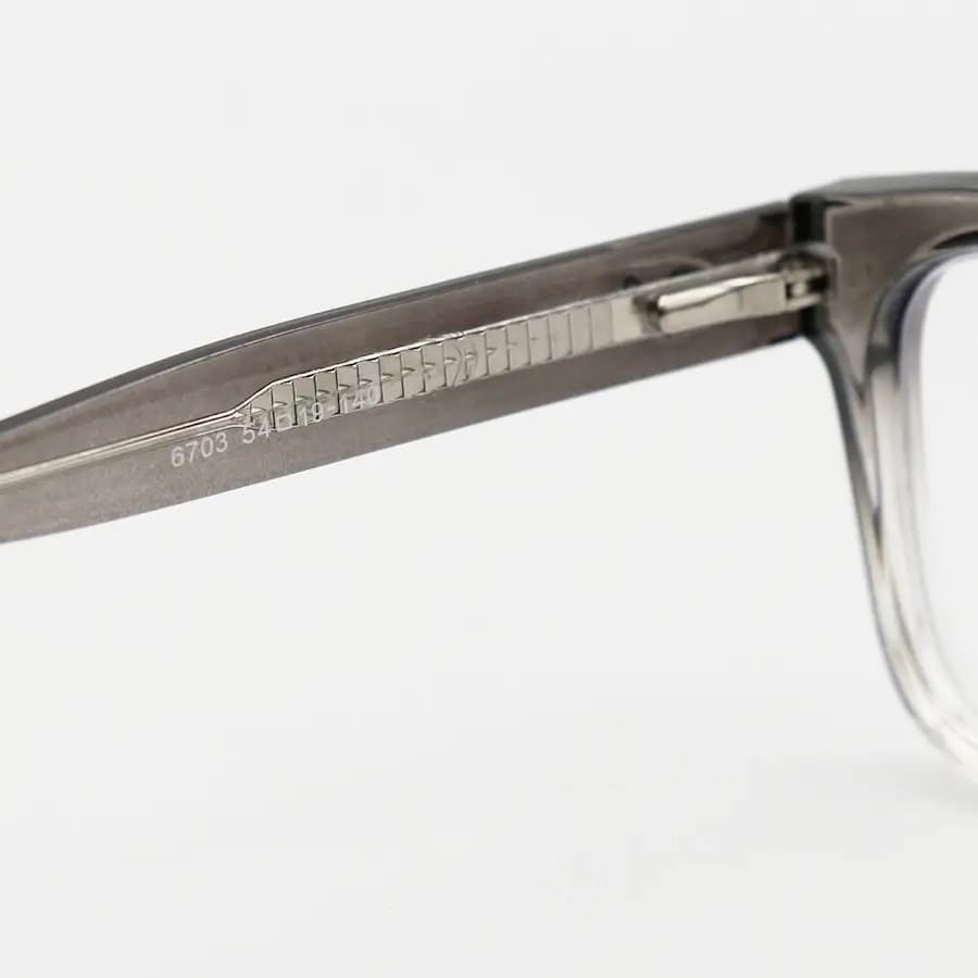 عینک بلوکنترل با فریم شکل مستطیلی، رنگ طوسی براق، برند Ray-Ban و لنز بلوکنترل کره‌ای برند SKY مدل 6703 — تصویر ۶