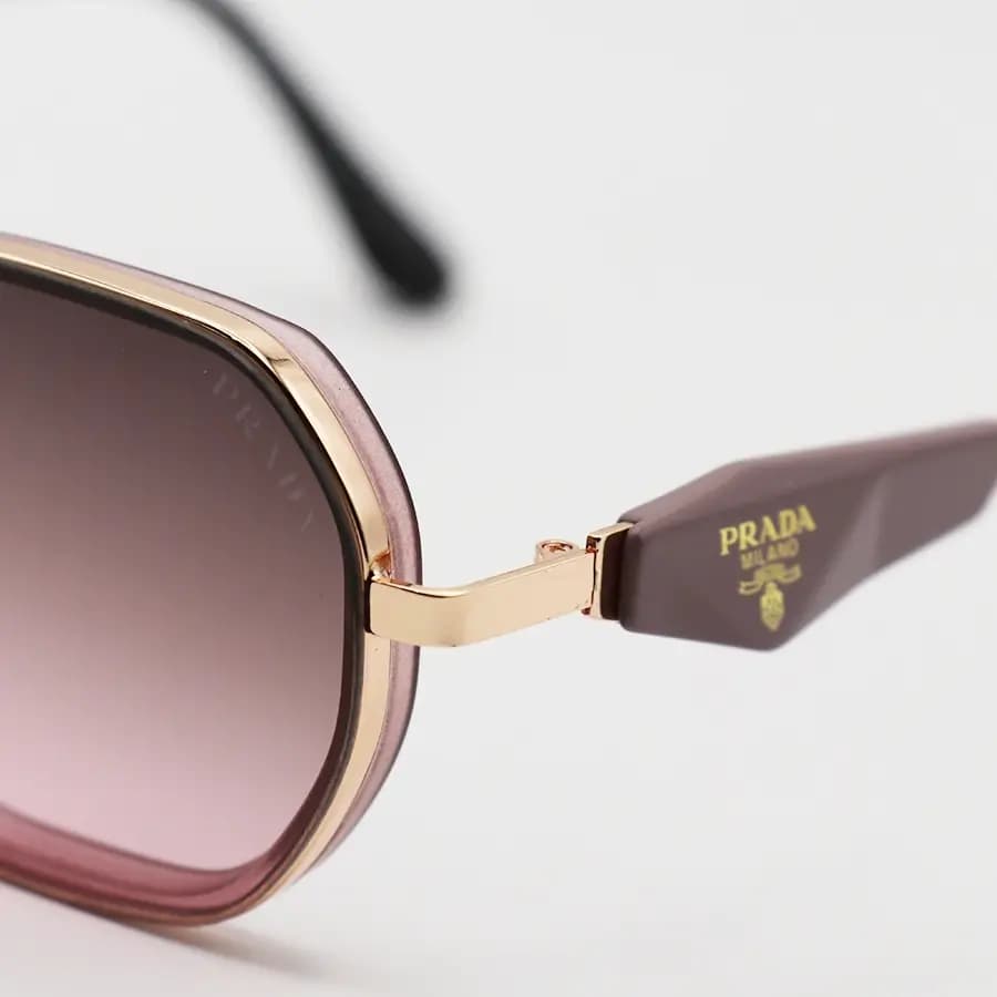 عینک آفتابی PRADA با فریم چندضلعی، رنگ صورتی و طلایی، طراحی فریم مخفی و لنز صورتی هایلایت مدل C527 — تصویر ۵