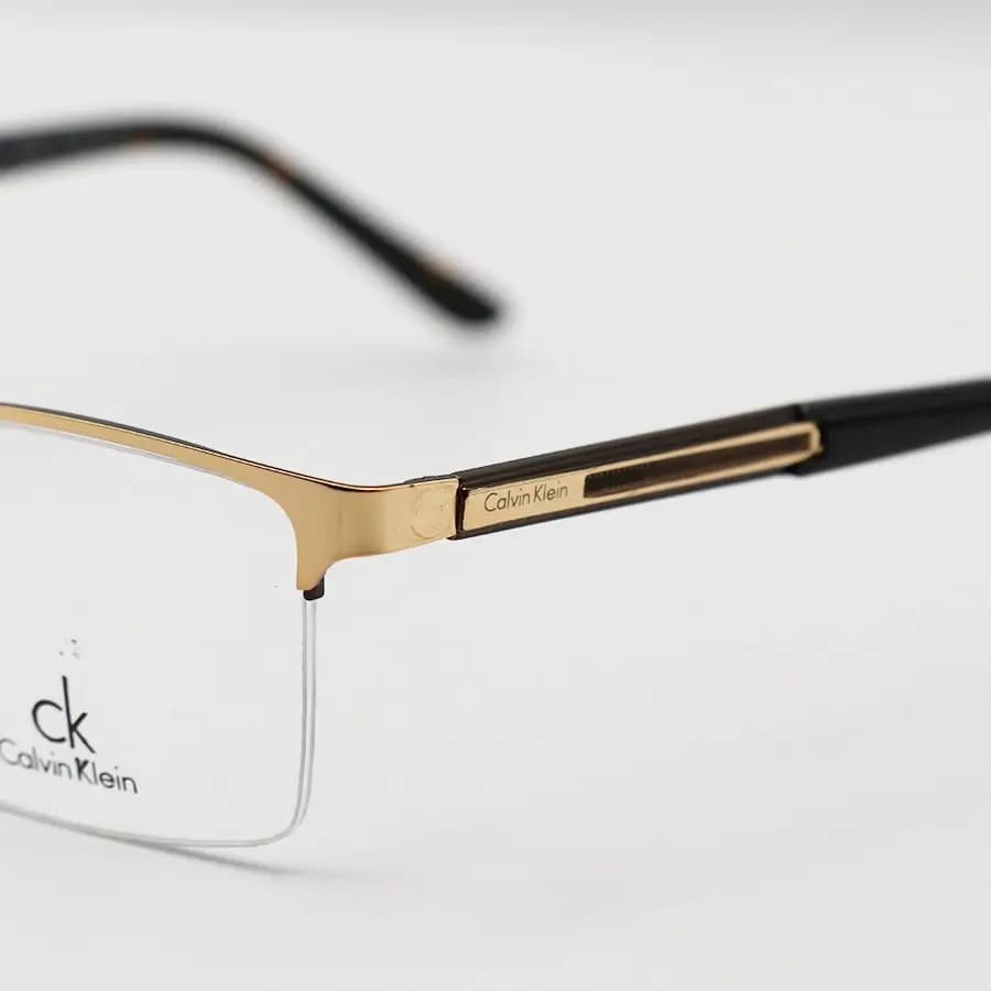 عینک طبی Calvin Klein با طراحی نیمفریم، شکل مستطیلی، رنگ طلایی براق، از جنس فلزی و لولا فنردار مدل 62477 — تصویر ۵