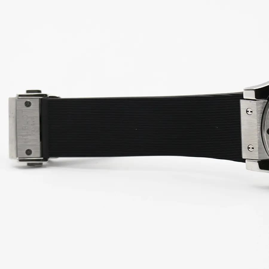 ساعت Hublot کرنوگراف سفید، بند رابر و سیلیکونی، قاب نقرهای مات، صفحه گرد آنالوگ، نمایش تاریخ و 24 ساعته و قفل پروانهای مدل 582888 — تصویر ۷