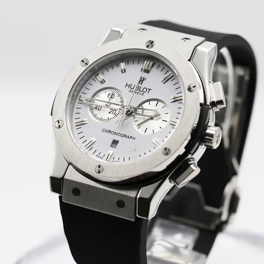 ساعت Hublot کرنوگراف سفید، بند رابر و سیلیکونی، قاب نقرهای مات، صفحه گرد آنالوگ، نمایش تاریخ و 24 ساعته و قفل پروانهای مدل 582888 — تصویر ۴