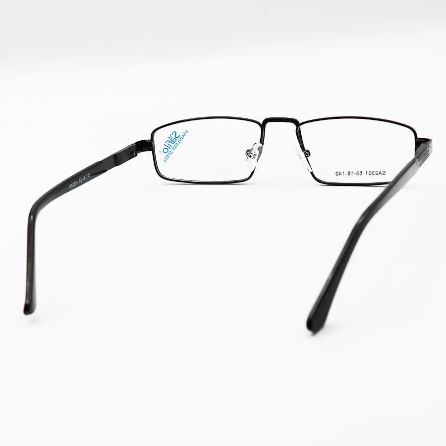 عینک طبی SAFILO با فریم مستطیلی شکل، رنگ مشکی براق، از جنس فلزی و لولا فنردار مدل SA2301 — تصویر ۳