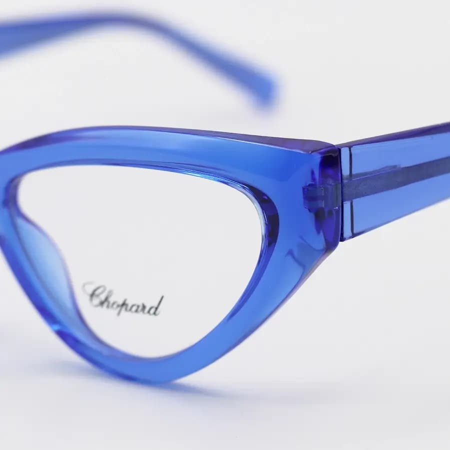 عینک طبی زنانه Chopard با فریم رنگ آبی براق، شکل چشم گربهای، دسته سیمدار و لولا فنردار مدل 2153 — تصویر ۵
