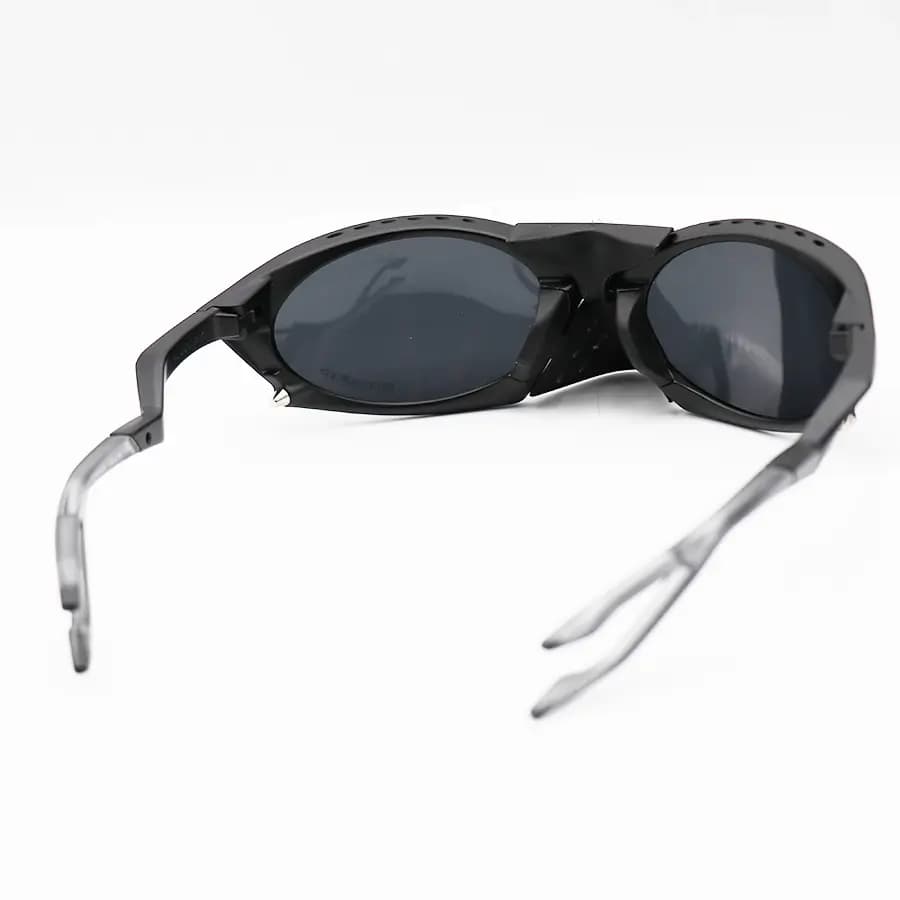 عینک ورزشی OAKLEY با فریم مشکی مات، شکل بیضی، لنز دودی تیره و پلاریزه طرح Plantaris مدل OO9437 — تصویر ۵
