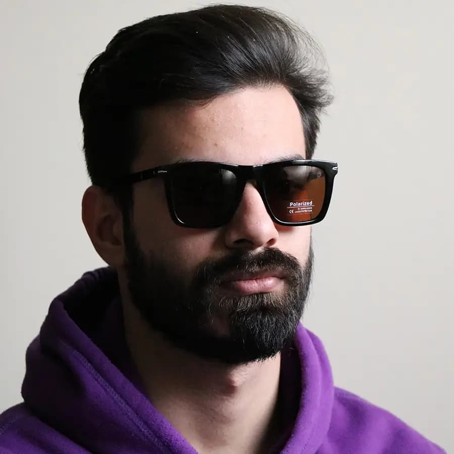 عینک آفتابی دیوید بکهام با فریم رنگ عسلی براق، شکل مربعی و لنز قهوه‌ای سایه روشن و پلاریزه مدل P7002 — تصویر ۲