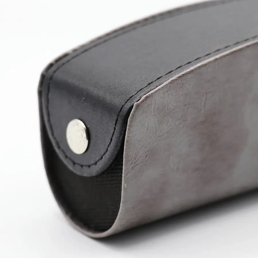 کیف عینک از جنس چرم درجه یک، شکل مستطیلی، طوسی رنگ و درب دکمه‌ای مدل 993101 — تصویر ۳