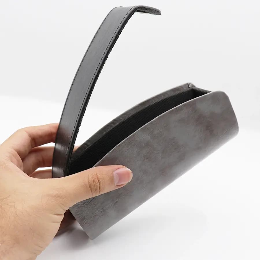 کیف عینک از جنس چرم درجه یک، شکل مستطیلی، طوسی رنگ و درب دکمه‌ای مدل 993101 — تصویر ۴