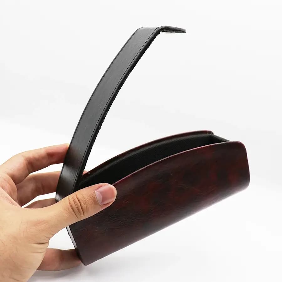 کیف عینک از جنس چرم درجه یک، شکل مستطیلی، قرمز رنگ و درب دکمه‌ای مدل 993100 — تصویر ۳