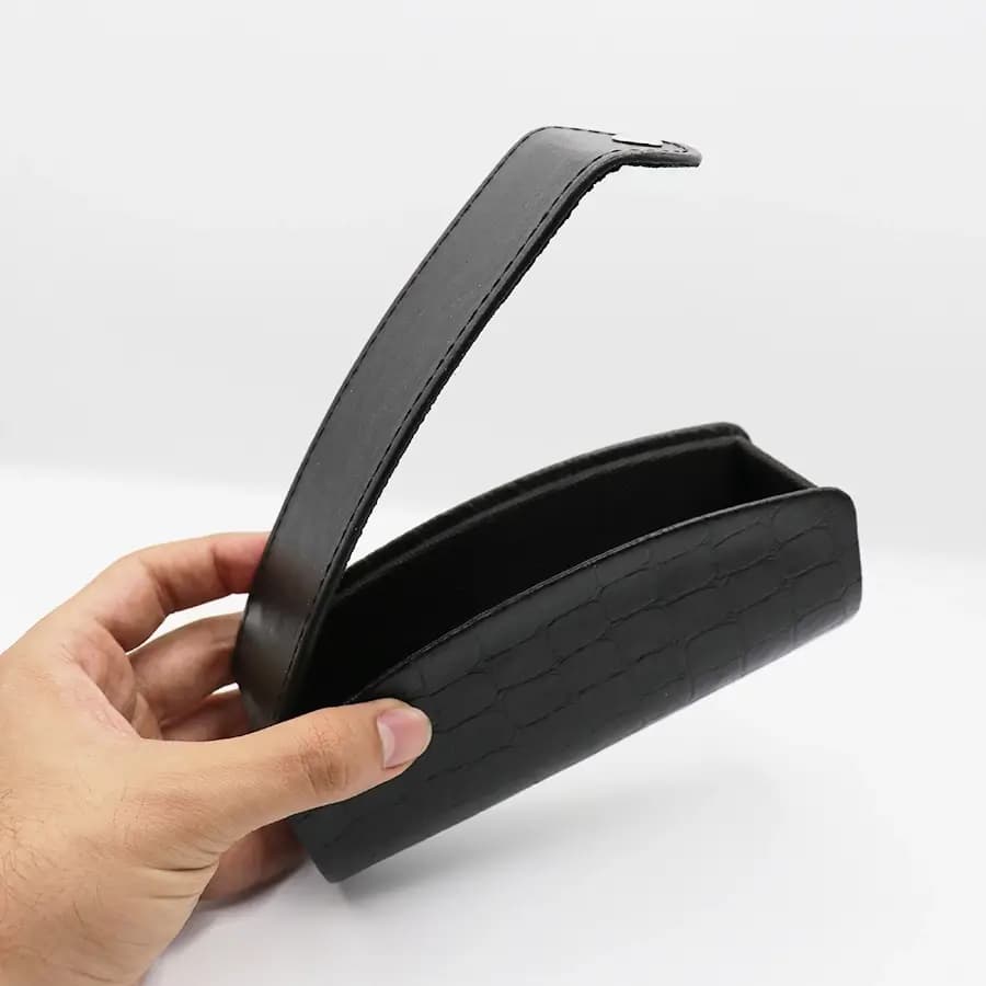 کیف عینک از جنس چرم درجه یک، شکل مستطیلی، مشکی رنگ و درب دکمه‌ای مدل 993098 — تصویر ۳