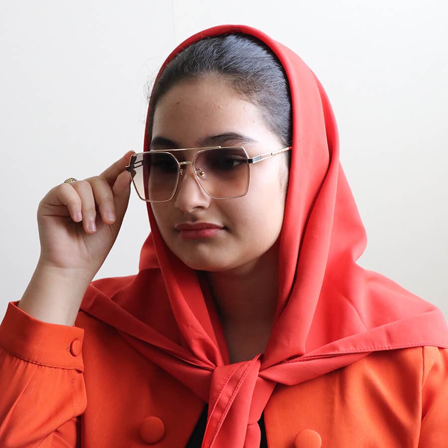 عینک آفتابی زنانه کارتیه با فریم مشکی رنگ، شکل مربعی، از جنس فلزی و لنز دودی گرادینت مدل 23071 — تصویر ۲