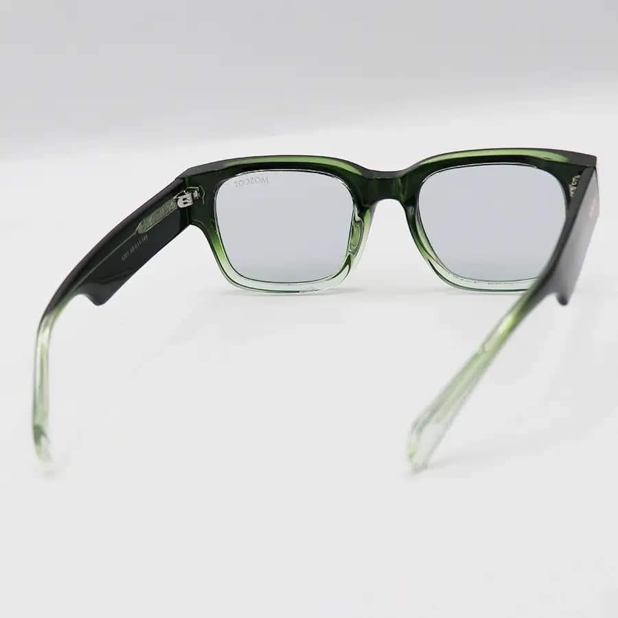 عینک آفتابی Moscot با فریم سبز براق، شکل مستطیلی، دسته پهن و سیم‌دار و لنز دودی تیره مدل 1201 — تصویر ۴