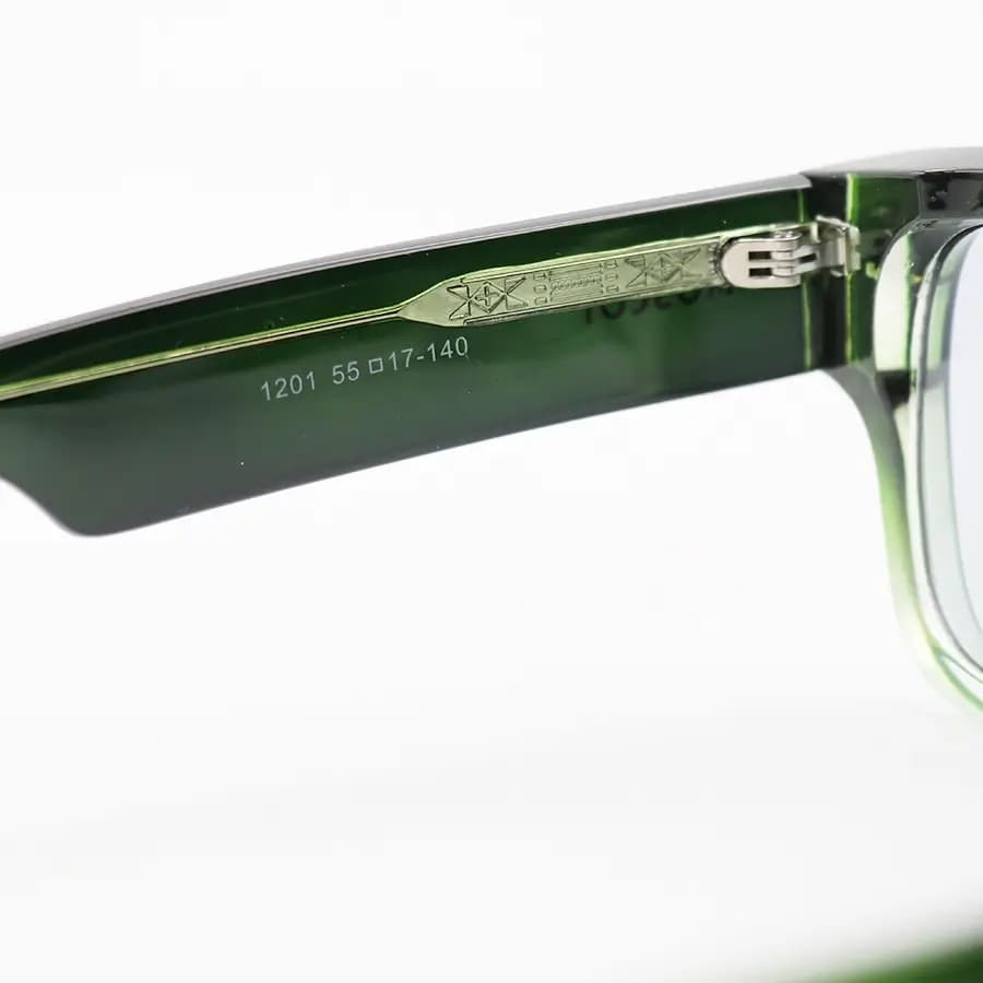 عینک آفتابی Moscot با فریم سبز براق، شکل مستطیلی، دسته پهن و سیم‌دار و لنز دودی تیره مدل 1201 — تصویر ۷
