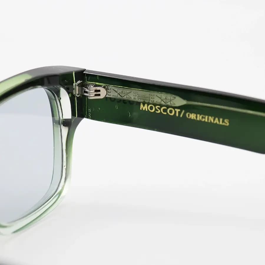 عینک آفتابی Moscot با فریم سبز براق، شکل مستطیلی، دسته پهن و سیم‌دار و لنز دودی تیره مدل 1201 — تصویر ۵