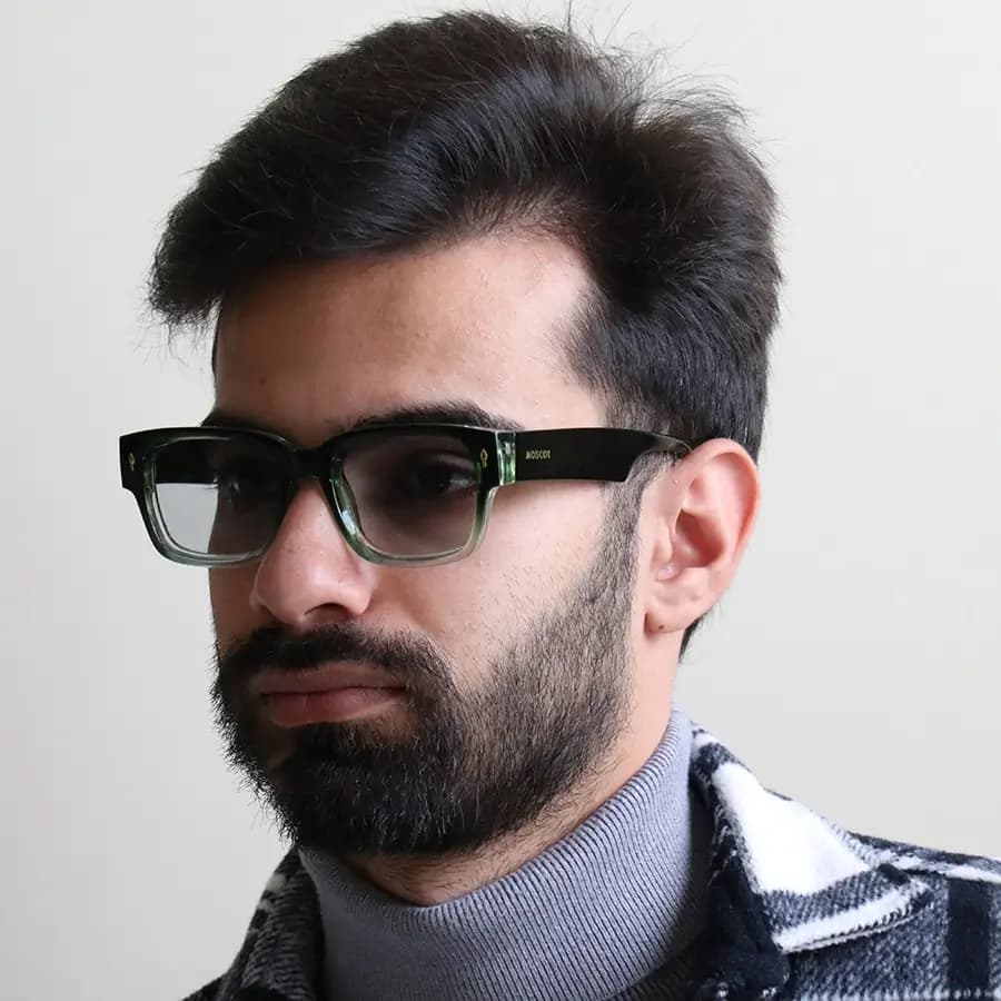 عینک آفتابی Moscot با فریم سبز براق، شکل مستطیلی، دسته پهن و سیم‌دار و لنز دودی تیره مدل 1201 — تصویر ۲