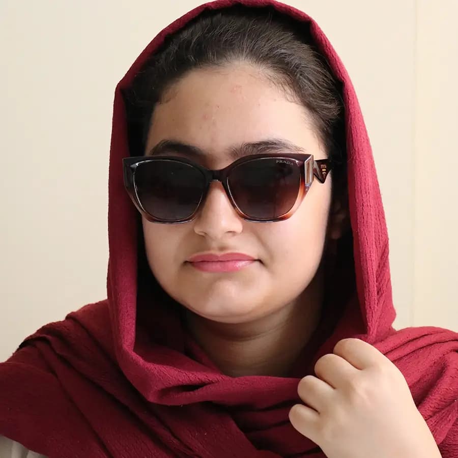 عینک آفتابی زنانه Prada با فریم قهوه‌ای براق، شکل چشم گربه‌ای و لنز قهوه‌ای تیره و هایلایت مدل 2001 — تصویر ۲