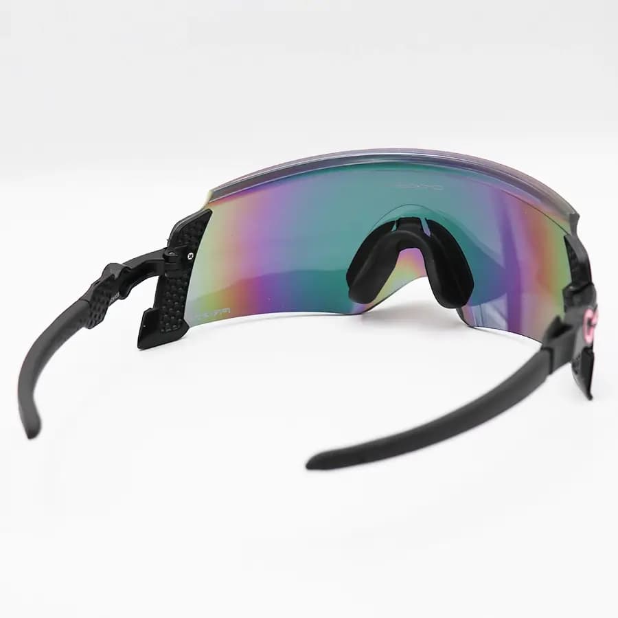 عینک ورزشی OAKLEY با فریم و دسته مشکی رنگ، عدسی آینه‌ای و چند رنگ مدل 009455 — تصویر ۴