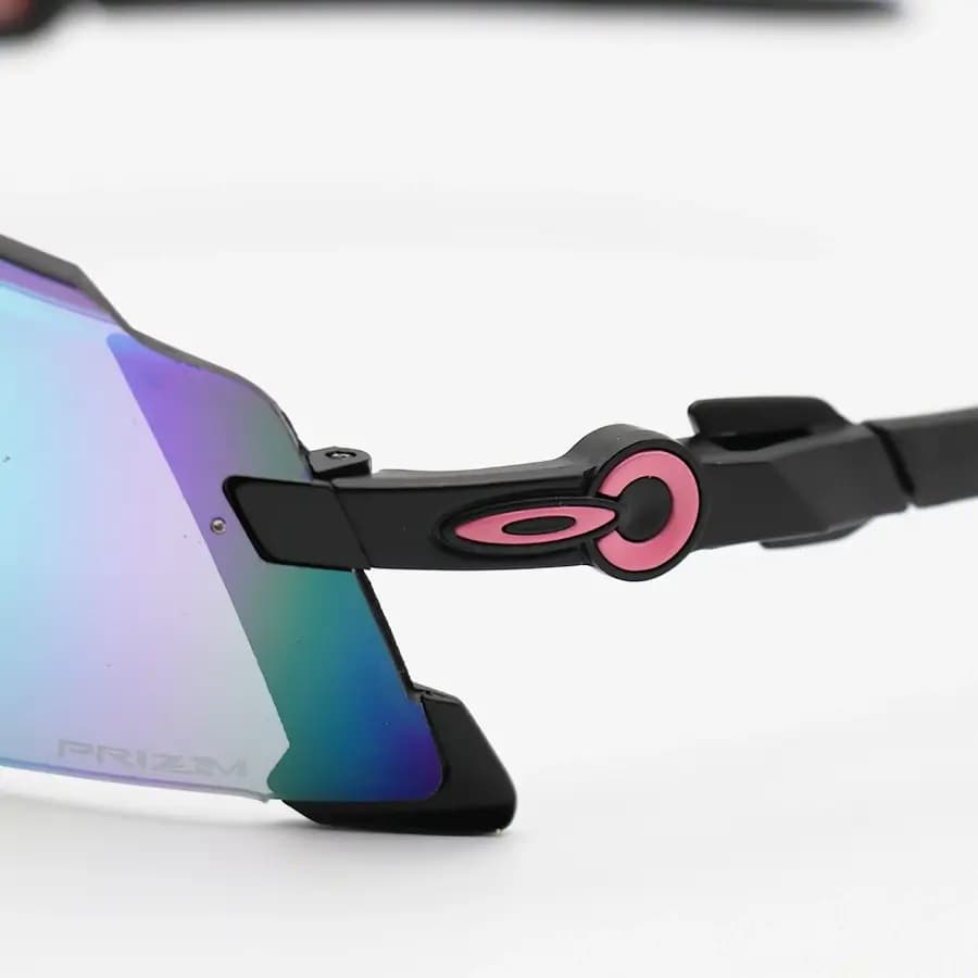 عینک ورزشی OAKLEY با فریم و دسته مشکی رنگ، عدسی آینه‌ای و چند رنگ مدل 009455 — تصویر ۶