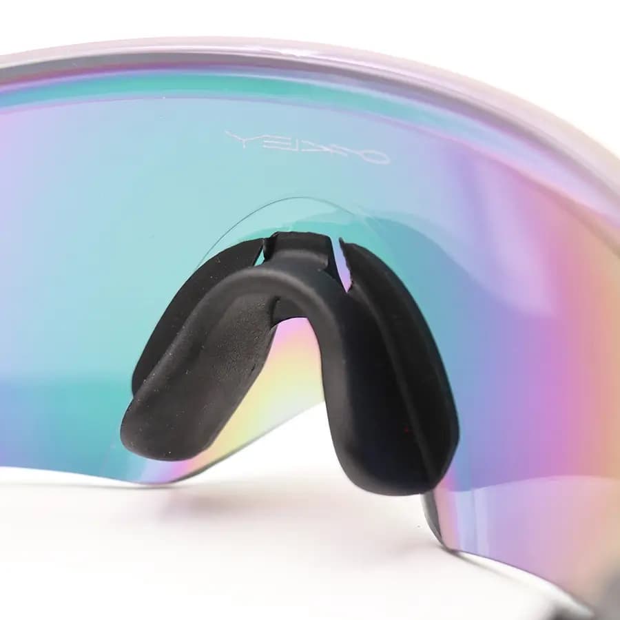 عینک ورزشی OAKLEY با فریم و دسته مشکی رنگ، عدسی آینه‌ای و چند رنگ مدل 009455 — تصویر ۸