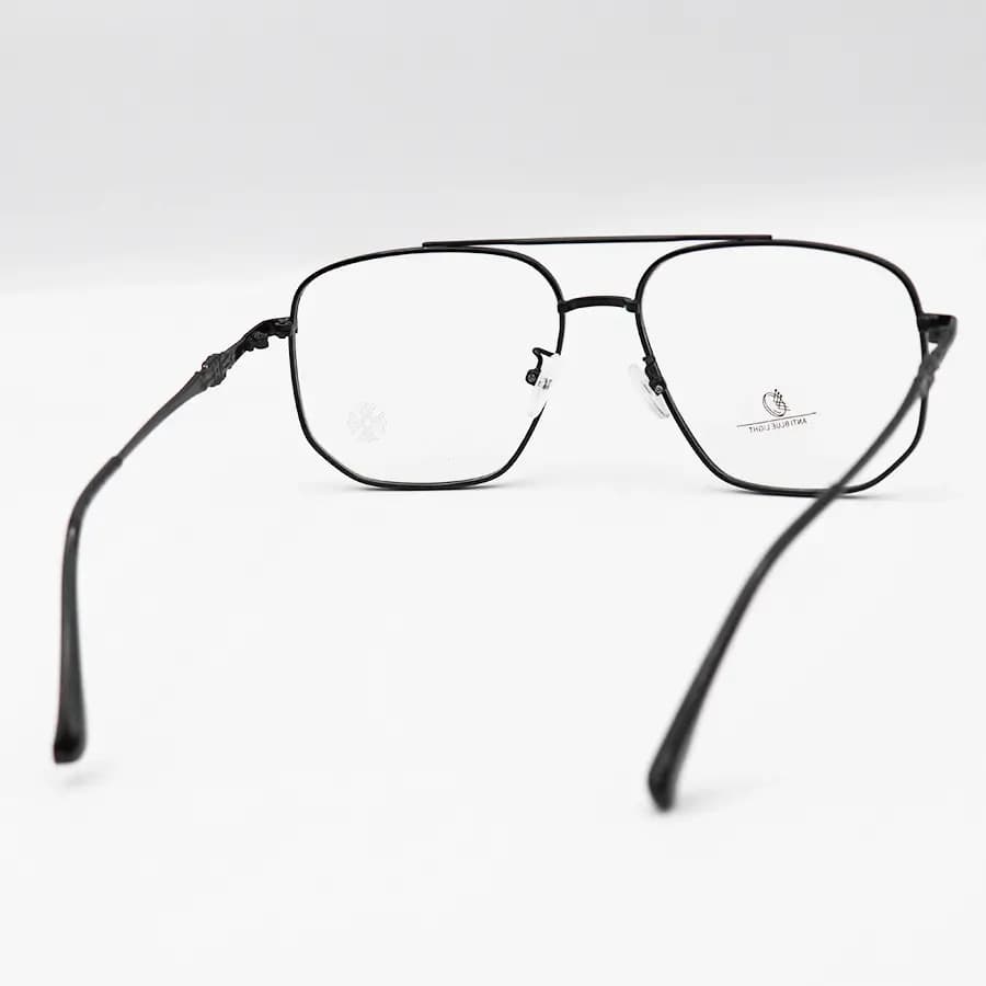 عینک برند Chrome Hearts با فریم شکل چندضلعی، رنگ مشکی براق و لنز بی‌رنگ و شفاف (بلوکات) مدل 23091 — تصویر ۴